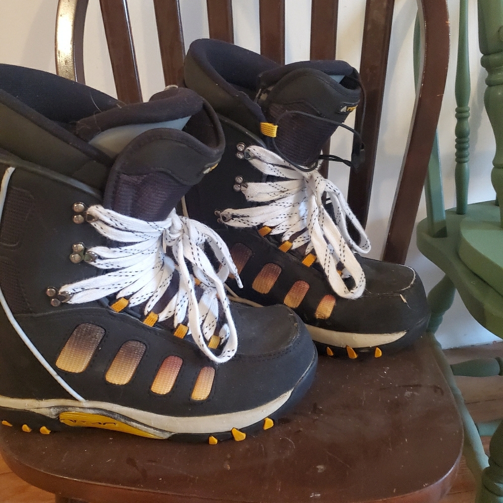 Mens sz 9 snowboard boots